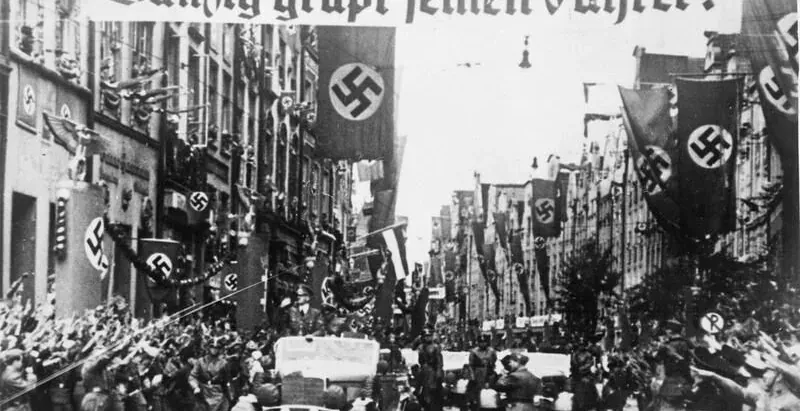 Historical motorcade in Gdańsk with banners.