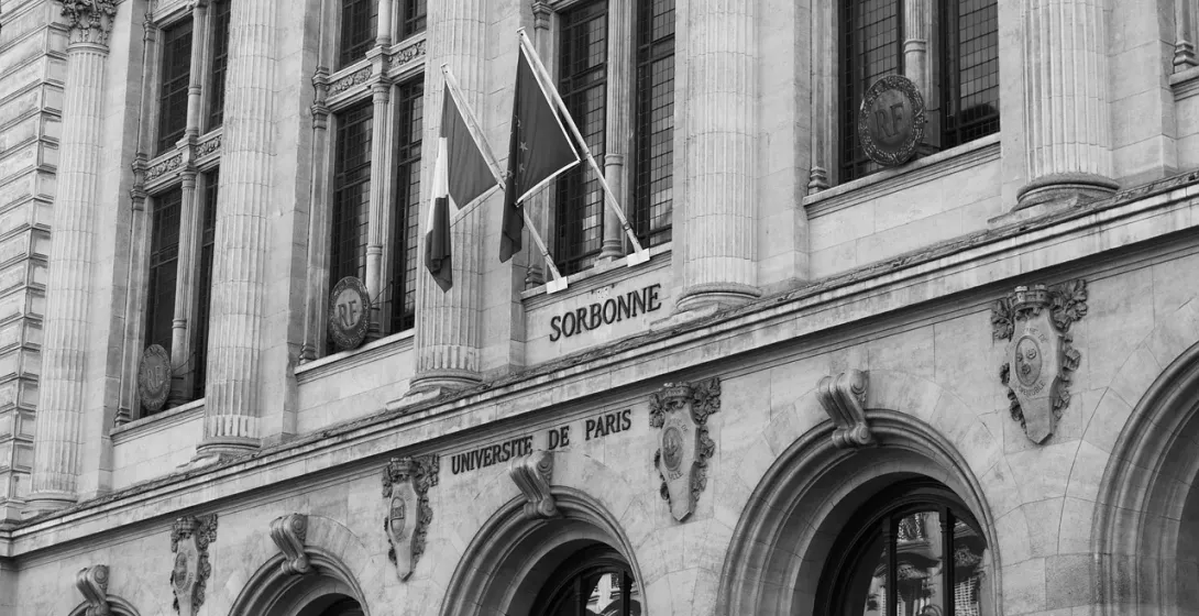 Black and white photo of the Sorbonne University's impressive facade in Paris.