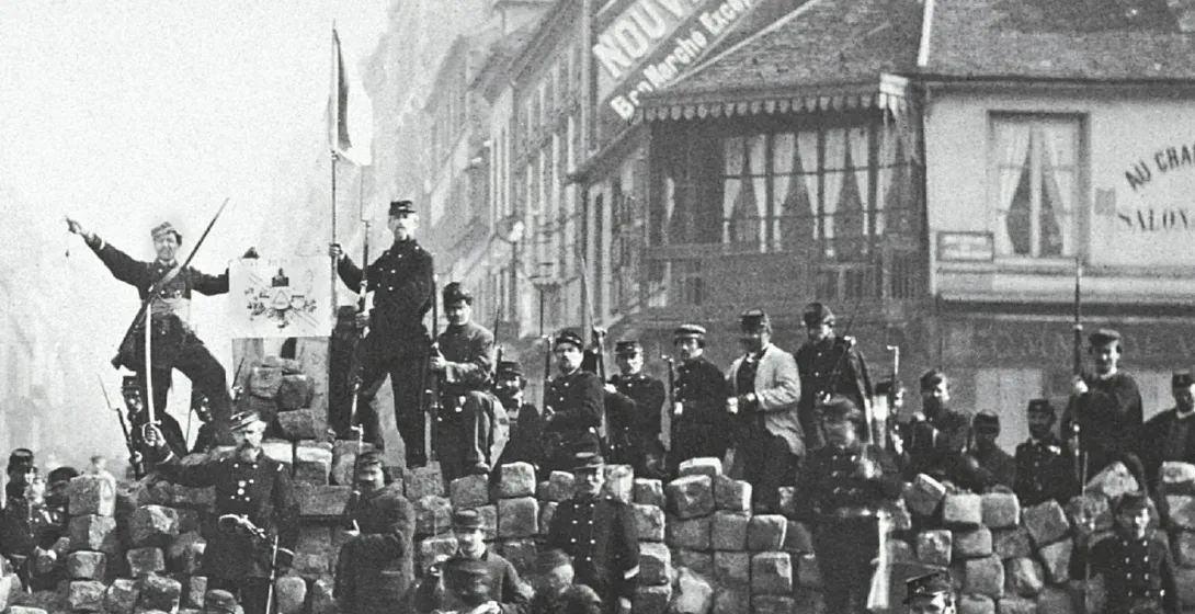 Historical photo: Soldiers on a barricade in Paris.