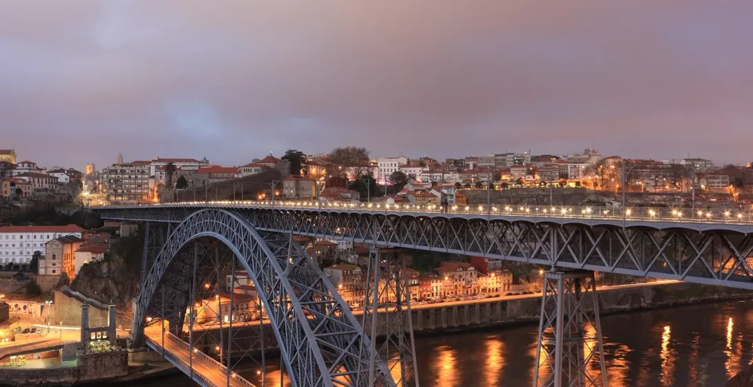Dom Luís I Bridge in Porto at twilight