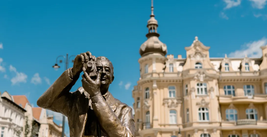 he statue of the street photographer, a symbol of Bydgoszcz’s street photography tradition.