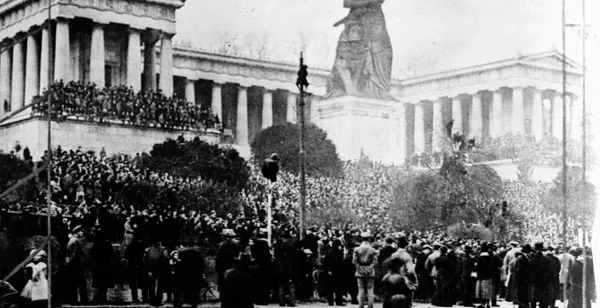 Black and white photo of a large crowd gathered in front of the Ruhmeshalle and Bavaria statue in Munich.