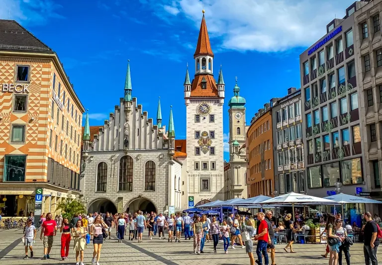 Bustling Munich city square with the Neues Rathaus.
