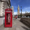 Kultiges London-Bild: rote Telefonzelle, Big Ben und Houses of Parliament.