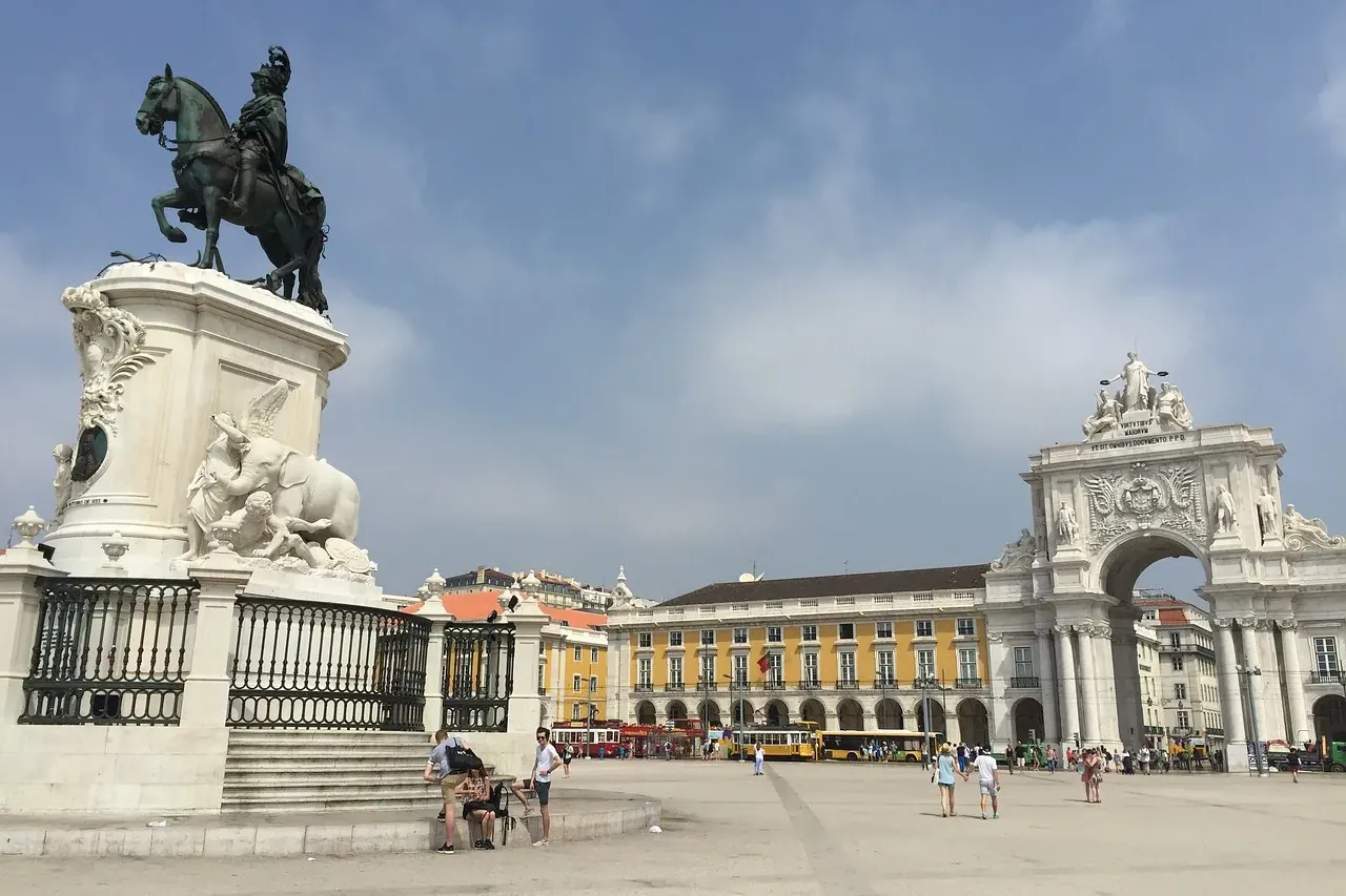 Equestrian statue of King Joseph I on a white pedestal, facing the Rua Augusta Arch and buildings of Praça do Comércio in ...