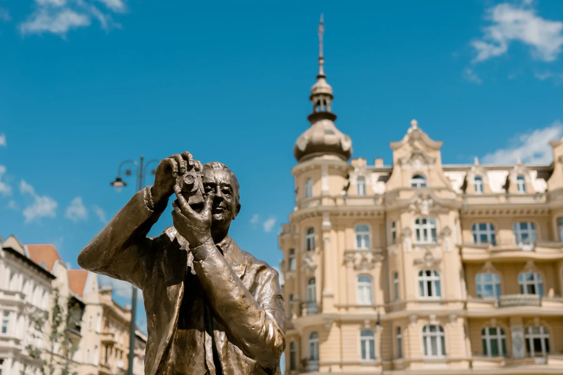 he statue of the street photographer, a symbol of Bydgoszcz’s street photography tradition.