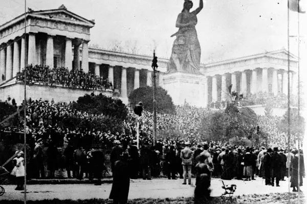 Black and white photo of a large crowd gathered in front of the Ruhmeshalle and Bavaria statue in Munich.