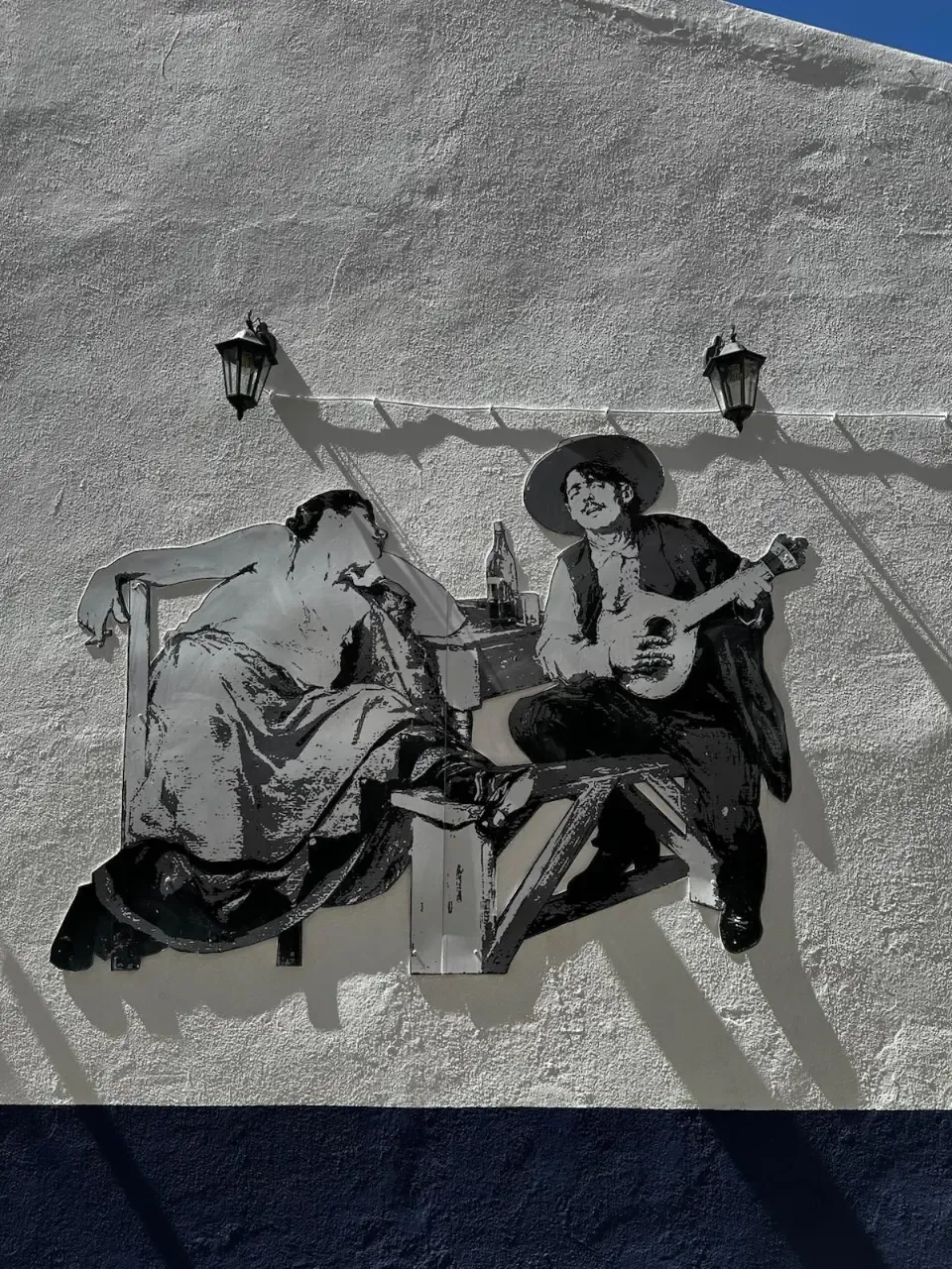 Wandinstallation im Fado-Stil an einer weißen Hauswand in Lissabon.
