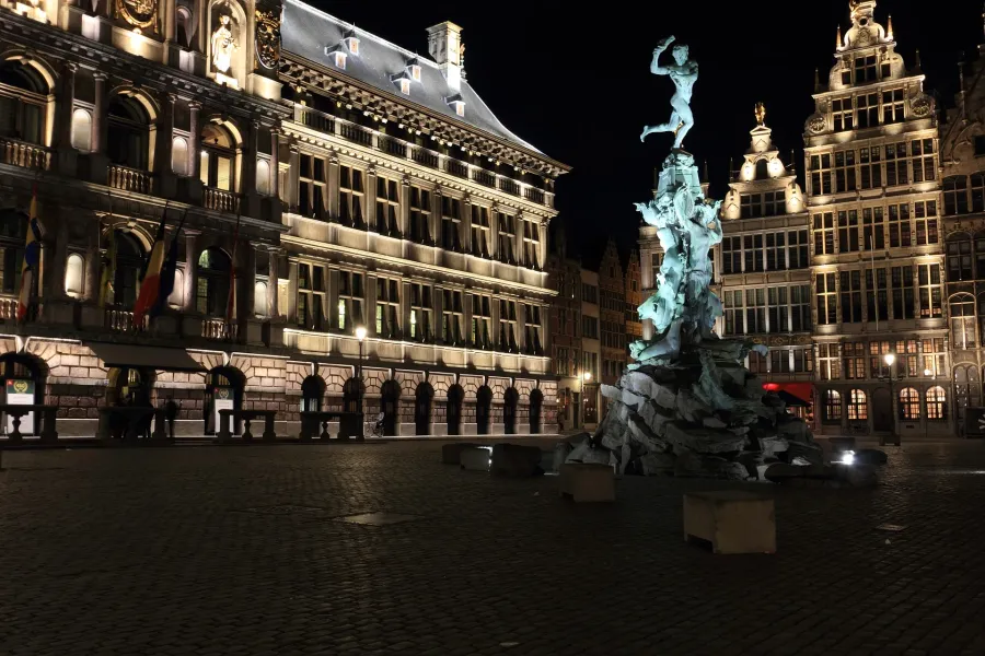 Night view of Antwerp's Grote Markt with the Brabo Fountain.