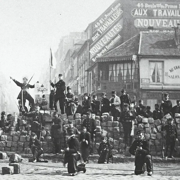 Historical photo: Soldiers on a barricade in Paris.