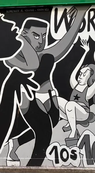 Black and white street art mural depicting figures in dynamic poses inspired by voguing. Text 'HOMENAJE AL VOGUING * NINON...