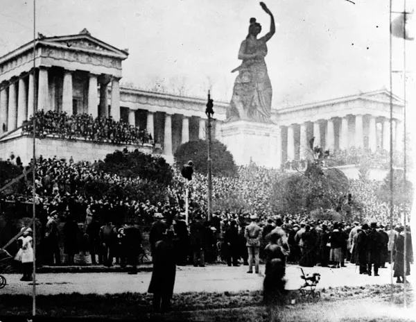 Black and white photo of a large crowd gathered in front of the Ruhmeshalle and Bavaria statue in Munich.